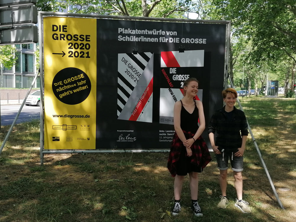 Schüler vor ihren Ecponaten Leonie aus der Fuenten und Sam Heinrichs.jpg - „Better later than never“: Schülerplakate werden in ganz Düsseldorf aufgehängt