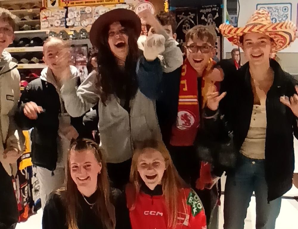 Screenshot_20221121-131236_Video Player.jpg - Ausgelassene Stimmung beim DEG-Schoolsday Viele Jugendliche besuchten das Spiel mit ihrer Schule oder ihrem Verein. (Foto: Vivian/Youpod)