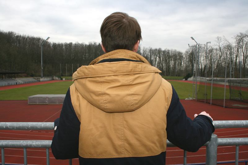 Aaron_Sport_Trans_youpod.jpg - Aaron ist kein Mädchen - Töpperwein Sehnsüchtiger Blick auf einen Sportplatz in Rath: Aaron will endlich leben, wie er ist - und Sport ohne Einschränkung machen. Töpperwein