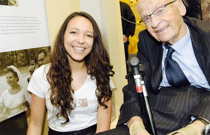 Unbenannt-6.jpg - Mahn- und Gedenkstätte festlich wiedereröffnet – Jugendrat dabei - Lea Sikau Lea Sikau traf den Zeitzeugen Tom Katz bei der Wiedereröffnung der Mahn- und Gedenkstätte und war sehr bewegt. Lea Sikau
