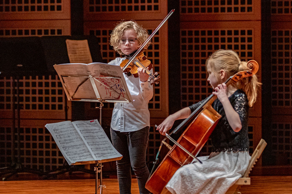 Die jungen Talente Jonathan Heynen und Franka Bokuniewic zeigen beim Preisträgerkonzert des diesjährigen Regionalwettbewerbs "Jugend musiziert", was sie draufhaben. (Foto: Landeshauptstadt Düsseldorf/von Conta)