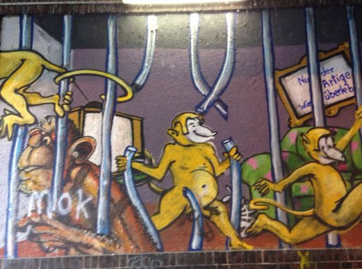 dgb_fiftyfifty_graffit3.jpg - Der andere Stadtrundgang – Ein Besuch bei fiftyfifty - DGB-Jugend, Sabrina Wald Graffiti spielen bei dem Stadtrundgang eine wichtige Rolle. DGB-Jugend, Sabrina Wald