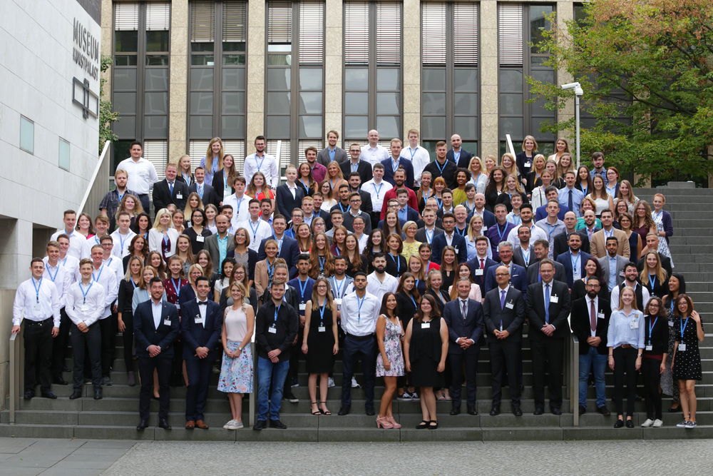 250 neue Auszubildende wurden bei der festlichen Veranstaltung im Robert-Schumann-Saal der Stiftung Museum Kunstpalast begrüßt. (© Landeshauptstadt Düsseldorf/Ingo Lammert)