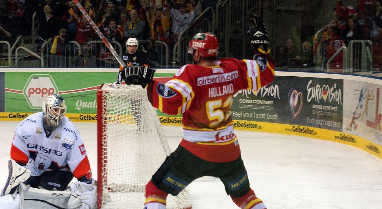 Jason Holland erziehlt das vierte Tor der Hausherren Daniel Schneider