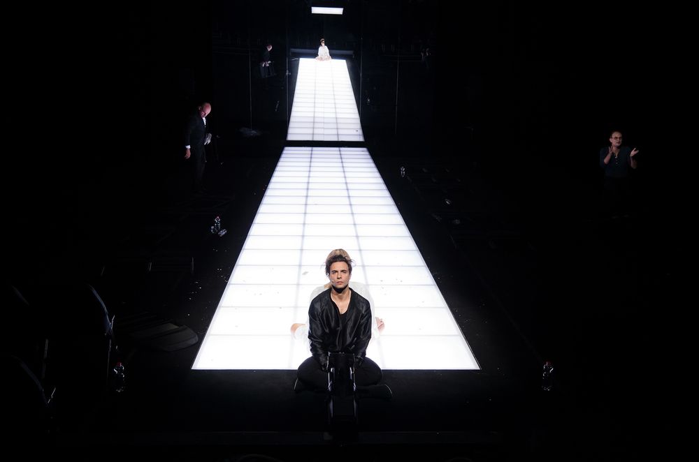 5243_momentum_foto_sandra_then_caa_9211_1.jpg - Momentum – House of Cards im Düsseldorfer Schauspielhaus