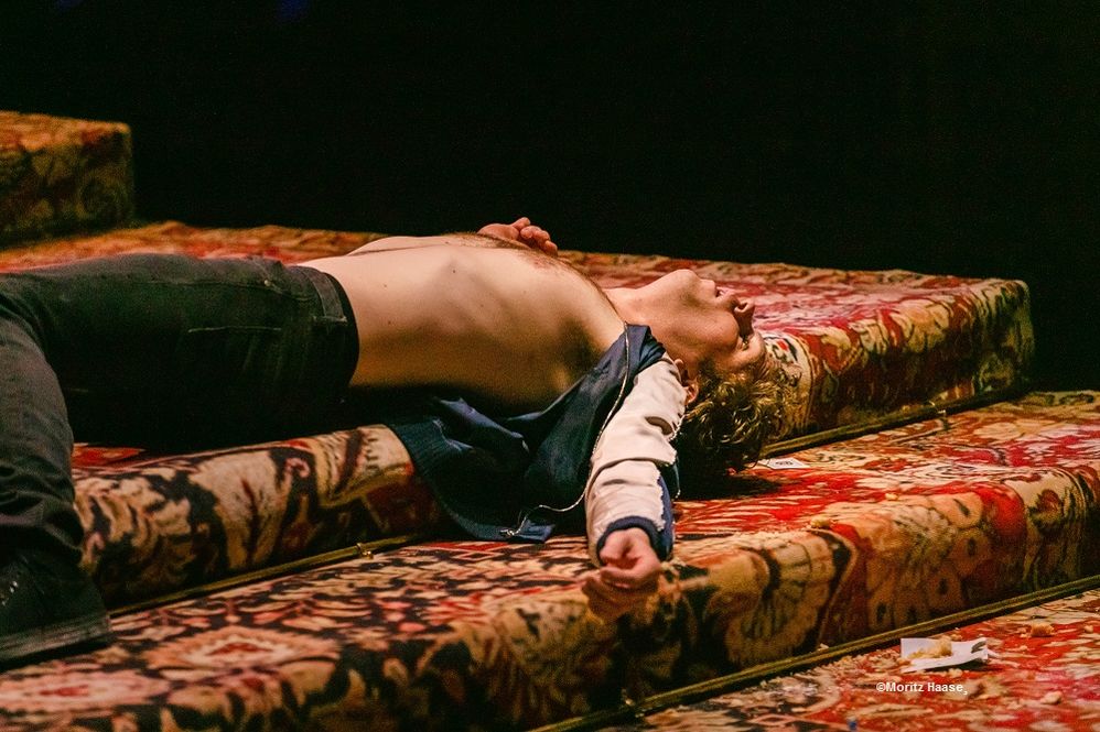 Panikherz (Foto Moritz Haase) (1).jpg - Panikherz – Das Berliner Ensemble gastiert in Duisburg Auf dem Bild: Owen Peter Read – Foto: Moritz Haase