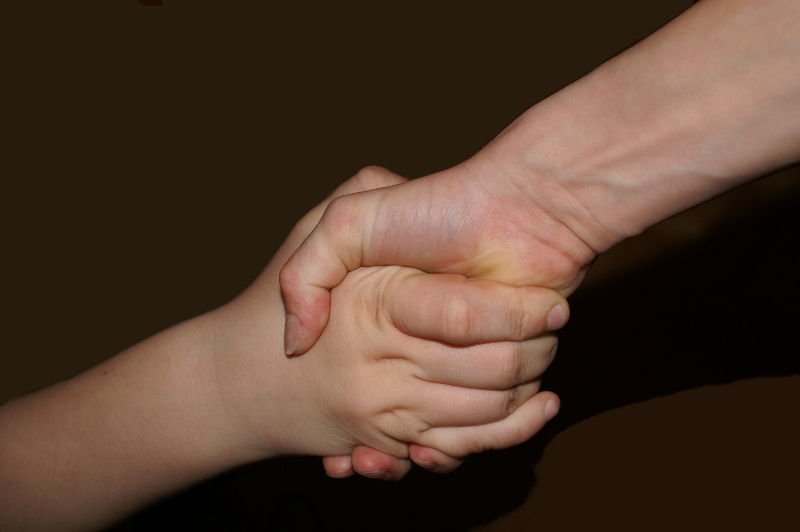 Helfende_Hand_skaliert_S. Hofschlaeger_pixelio.de.jpg - FAQ zum Bundesfreiwilligendienst - S.Hofschlaeger/pixelio.de/cc Der Bundesfreiwilligendienst - gemeinsam stark sein. S.Hofschlaeger/pixelio.de/cc