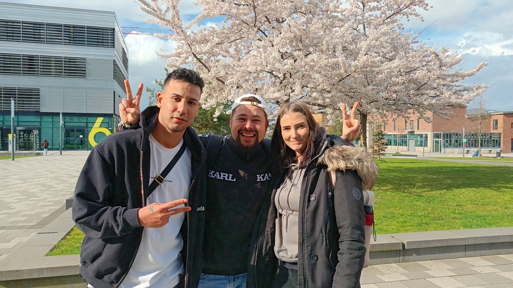 20230330_164150.jpg - Eure Meinung zum Verbrenner-Verbot ab 2035 Bertan (24), Tobi (27) und Gynai (25) finden es wichtig, dass durch das Verbrenner-Verbot ärmere Menschen nicht benachteiligt werden sollten. (Foto: Vivian/youpod)