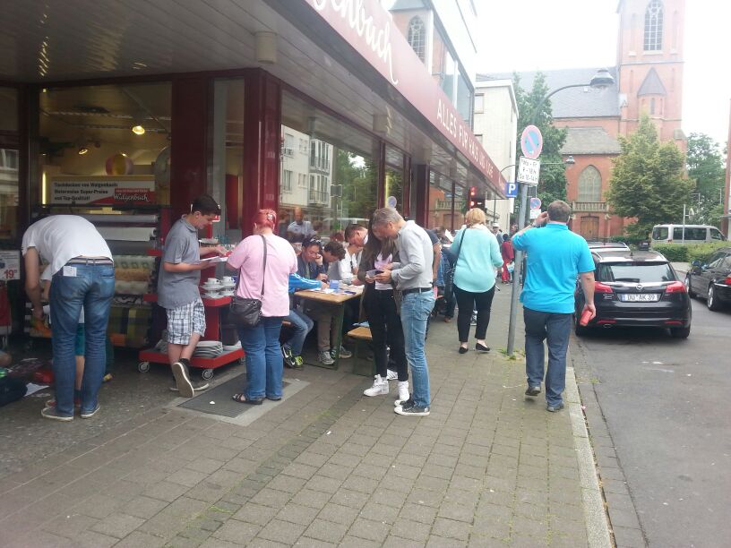 Seit neun Wochen treffen sich die Sammler bei Walgenbach in Eller. Stella Kluge