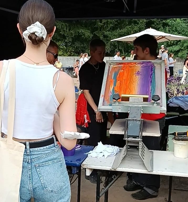 An der Siebdruck-Maschine konnte man sein eigenes Festival-Merchandise herstellen. An der Siebdruck-Maschine konnte man sein eigenes Festival-Merchandise herstellen.
