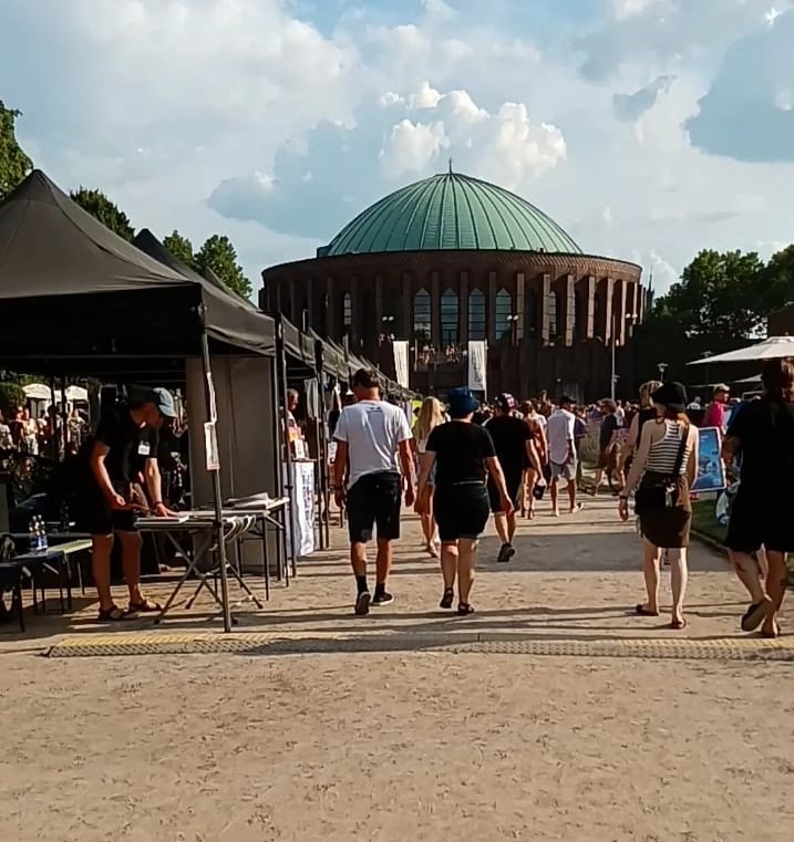 Hier steht nicht nur die Musik, sondern auch Information im Vordergrund. Hier steht nicht nur die Musik, sondern auch Information im Vordergrund.