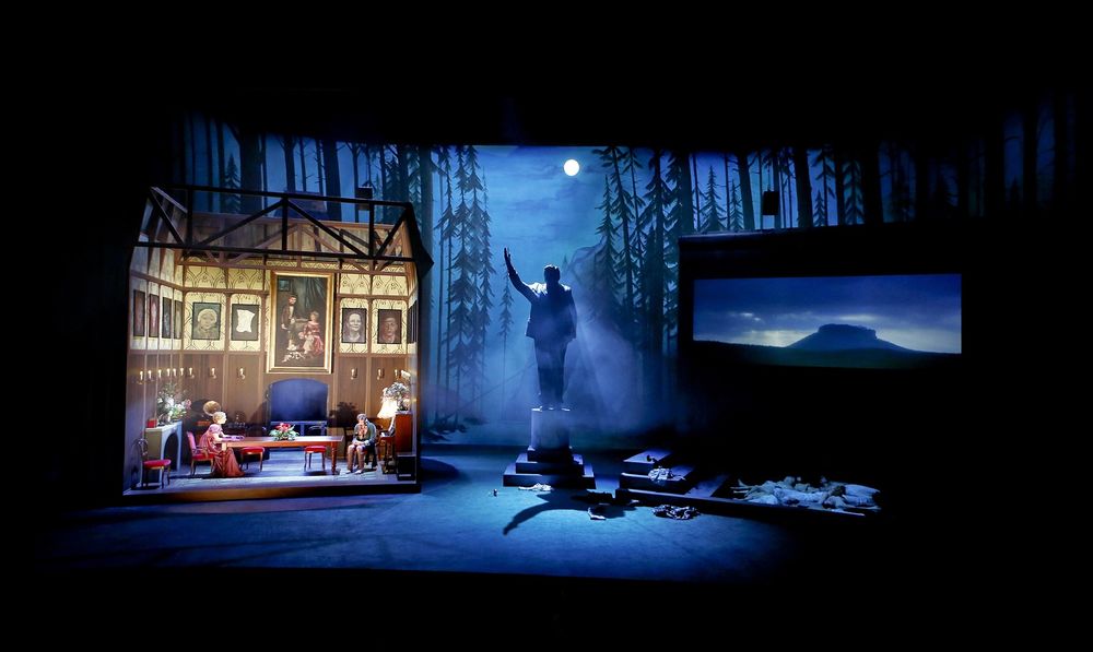 17535_raeuber_hupfeld_3880a.jpg - Die Räuber – Schillers Drama in nächtlicher Waldatmosphäre Auf dem Bild: Sophia Burtscher, Jonas Grundner Culemann – Foto: Birgit Hupfeld