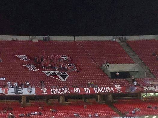 Antirass_Banner_Quelle_Dragoes_da_Real.jpg - Fußball für Frieden – Rassismus und die WM - Dragões da real