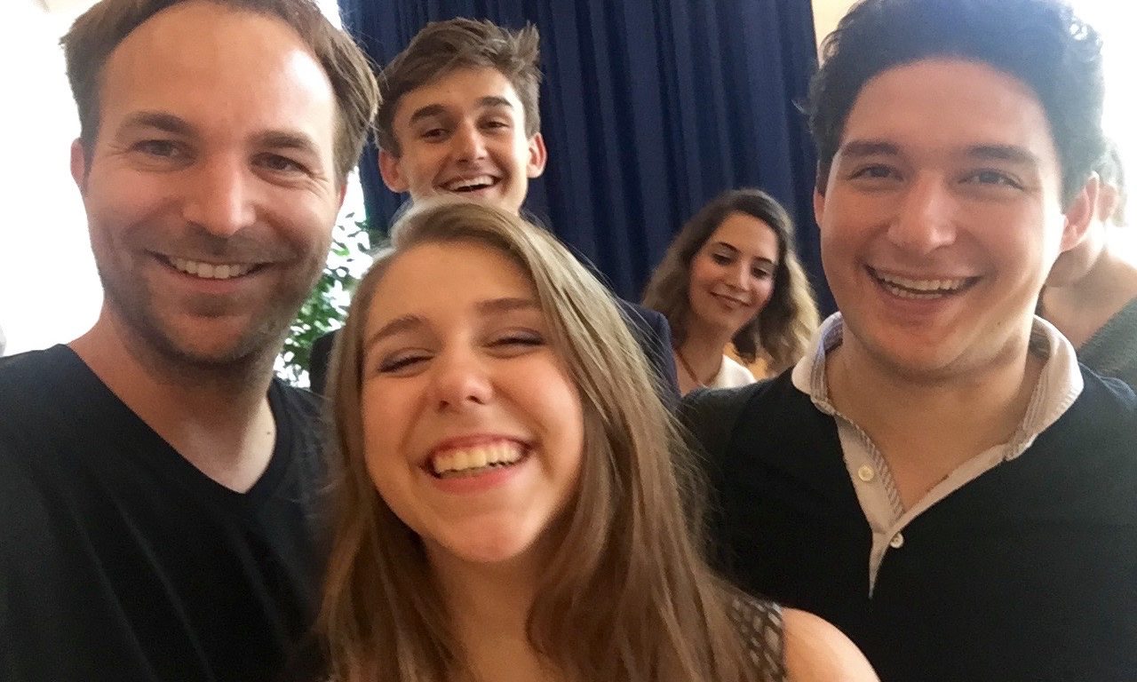 Das Team für "Rhapsody in School ". Mittendrin: Schüler-Moderator Johann Lensing (Mitte, hinten).