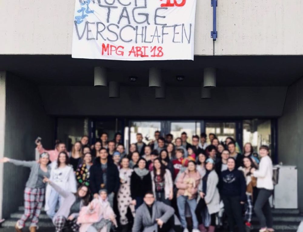 Teile der Stufe 12 des Max-Planck-Gymnasiums - wegen Unkenntlichkeit nutzbar.jpg - Frust wegen Mottowoche am Max-Planck-Gymnasium - Chaos mit Ansage? Teil der Stufe 12 des Max-Planck-Gymnasiums Düsseldorf
