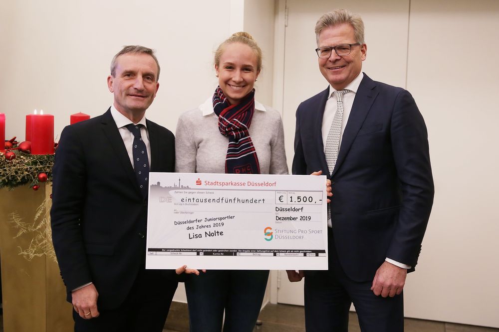 2019-12-18-Duesseldorfer-Juniorsportler-Nolte_Foto-Landeshauptstadt-Duesseldorf-David-Young_200117.jpg - Die Juniorsportler des Jahres 2019 - Hockey, Taekwondo und mehr Die Hockeyspielerin Lisa Nolte ist Juniorsportlerin 2019, sie gewann den ersten Platz und wurde dafür mit einem Preisgeld von 1500 Euro geehrt. (Foto: Landeshauptstadt Düsseldorf/David Young)