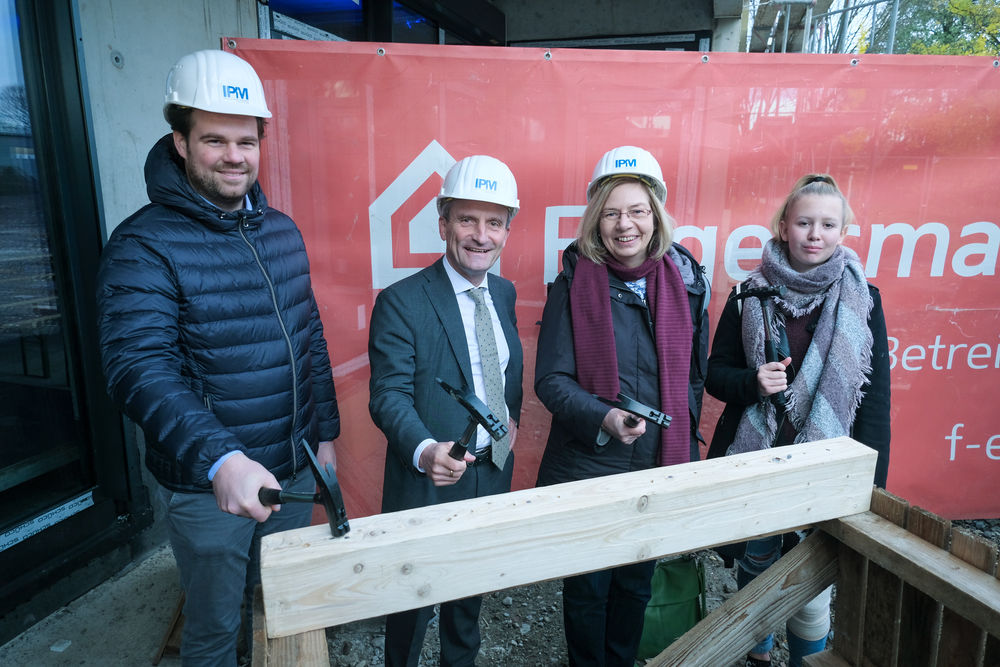 Das Richtfest für den Rohbau des neuen Jugendfreizeitzentrums wurde am 20. November gebührend gefeiert. (Foto:Landeshauptstadt Düsseldorf/Michael Gstettenbauer)