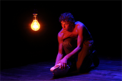 hura2.png - 1914 mit "Hurra" rein, 2014 mit "nie wieder" raus - FFT Düsseldorf Auch den toten Pferden wird gedacht. FFT Düsseldorf