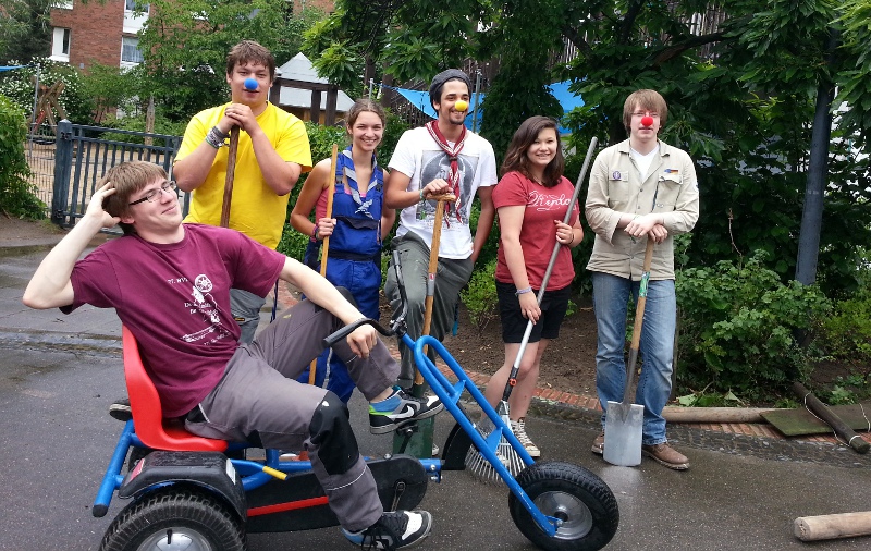 20130615_150005_DPSG_Winfried_ JFE_Velberter.jpg - Graffiti, Skateboards und Gärten in drei Tagen - BDKJ Der Pfadfinderstamm Winfried gestaltete das Außengelände der Freizeiteinrichtung V24, bepflanzte Beete, sammelte Treibholz, reparierte Spielgeräte, strich Liegen und baute Zäune für die Beete. BDKJ