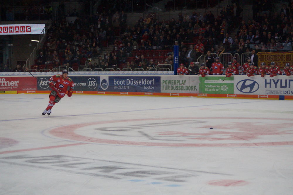 DSC00074.jpg - Unsere DEG beweist ihr Können nach der Länderspielpause gegen Iserlohn beim Schoolsday So fängt ein perfekter Penalty an:... (Foto: Justus B.)