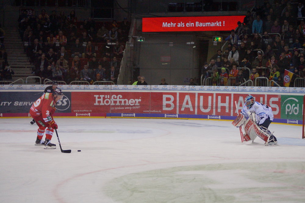 DSC00083.jpg - Unsere DEG beweist ihr Können nach der Länderspielpause gegen Iserlohn beim Schoolsday DSC00083.jpg - Unsere DEG beweist ihr Können nach der Länderspielpause gegen Iserlohn beim Schoolsday