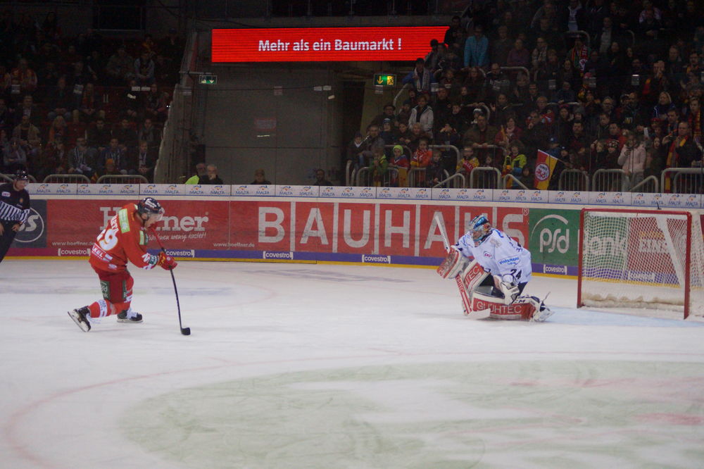 DSC00084.jpg - Unsere DEG beweist ihr Können nach der Länderspielpause gegen Iserlohn beim Schoolsday DSC00084.jpg - Unsere DEG beweist ihr Können nach der Länderspielpause gegen Iserlohn beim Schoolsday