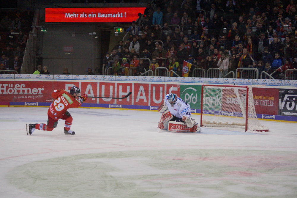 DSC00085.jpg - Unsere DEG beweist ihr Können nach der Länderspielpause gegen Iserlohn beim Schoolsday DSC00085.jpg - Unsere DEG beweist ihr Können nach der Länderspielpause gegen Iserlohn beim Schoolsday