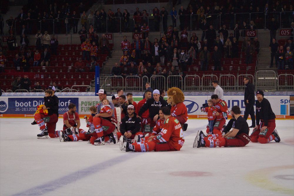 DSC00333.jpg - Unsere DEG beweist ihr Können nach der Länderspielpause gegen Iserlohn beim Schoolsday DSC00333.jpg - Unsere DEG beweist ihr Können nach der Länderspielpause gegen Iserlohn beim Schoolsday