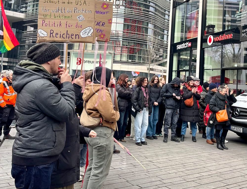 image00002.jpeg - Kundgebung „Merz stoppen! Demokratie schützen!“ – Düsseldorf setzt ein Zeichen