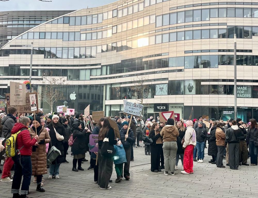 image00003.jpeg - Kundgebung „Merz stoppen! Demokratie schützen!“ – Düsseldorf setzt ein Zeichen