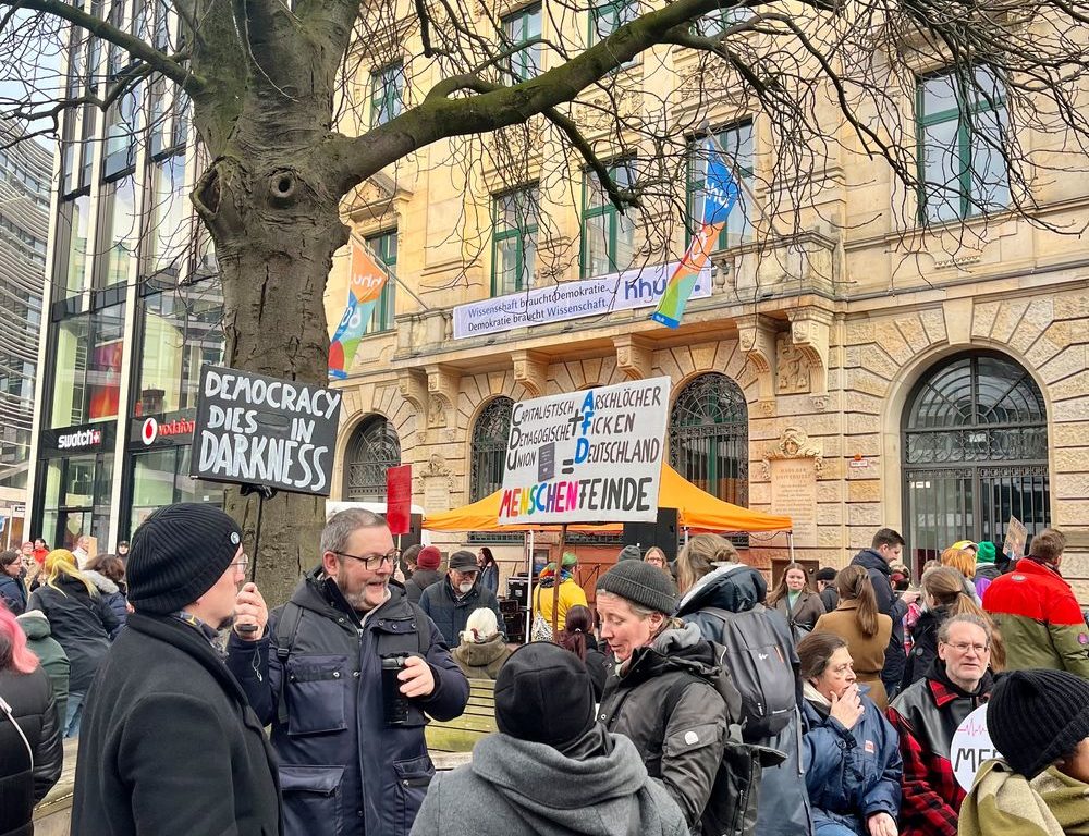 image00004.jpeg - Kundgebung „Merz stoppen! Demokratie schützen!“ – Düsseldorf setzt ein Zeichen