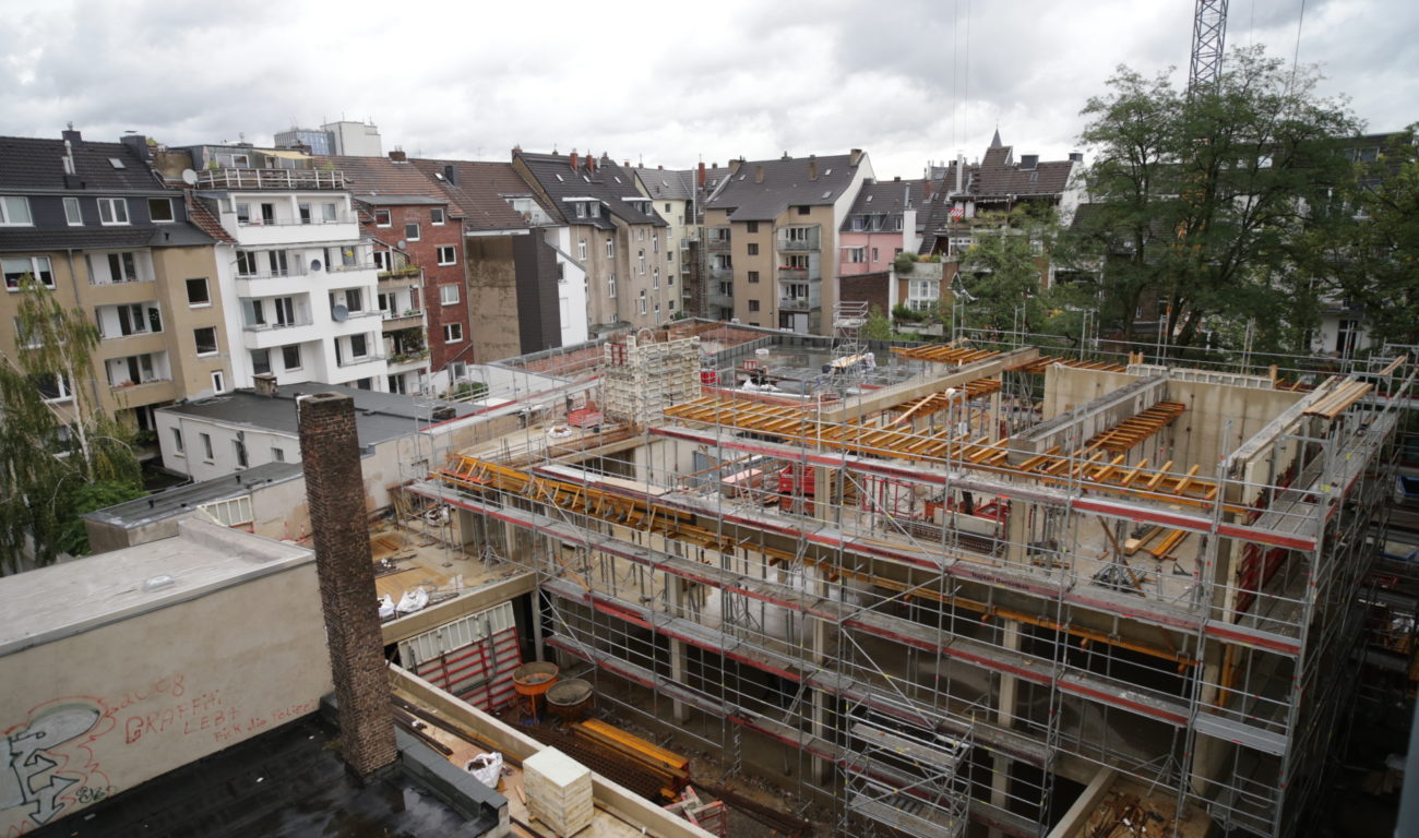 Blick auf den Rohbau des neuen Erweiterungsgebäudes der Maria-Montessori-Gesamtschule an der Lindenstraße 140. (Foto: Landeshauptstadt Düsseldorf/Ingo Lammert)
