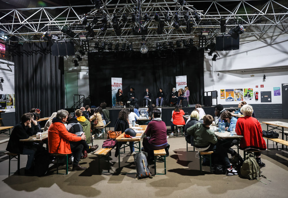 schule-ohne-rassismus3.jpg - Exit Racism - Couragiert gegen Rassismus Ein Einblick in den Veranstaltungsraum. Foto: Landeshauptstadt Düsseldorf/Melanie Zanin