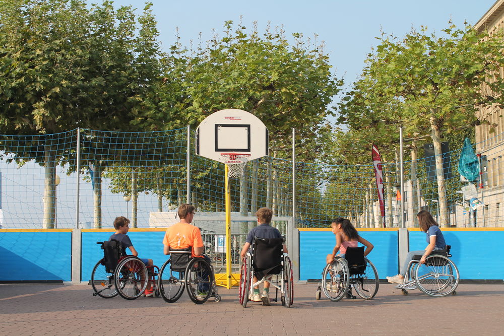 IMG_6994.jpg - Von olympischen Disziplinen und Trendsportarten Auch Rollstuhl-Basketball wird angeboten und macht eine Menge Spaß. (Foto: youpod)