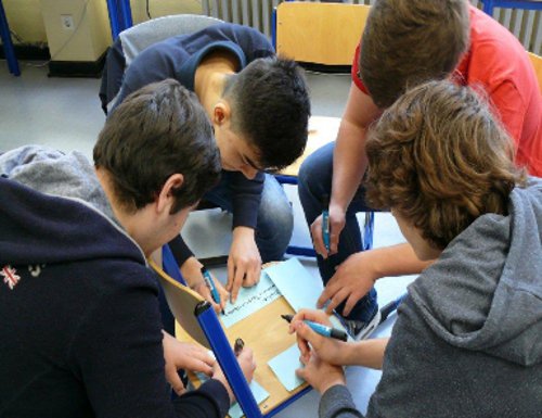 Die Schulklassen beschäftigen sich intensiv mit Demokratie. Jugendring Düsseldorf, Asli Topal-Cevahir