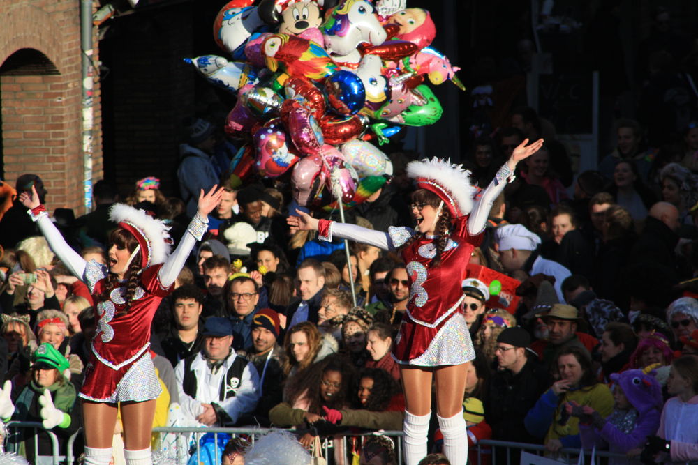 tanzmariechen1.jpg - Kamelle und Campino beim Rosenmontagsumzug tanzmariechen1.jpg - Kamelle und Campino beim Rosenmontagsumzug