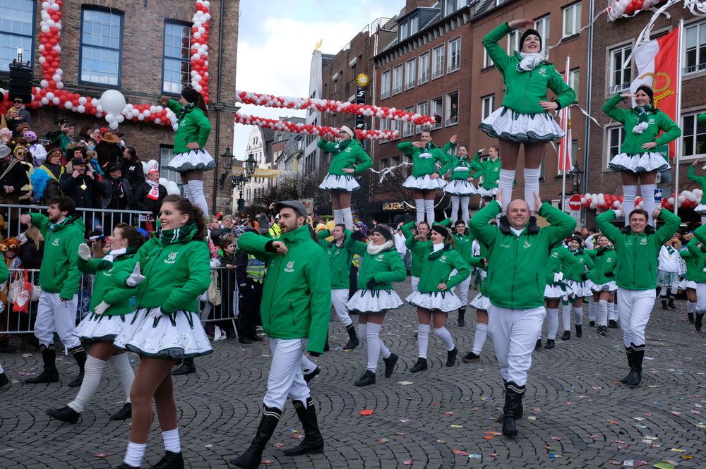 tanzmariechen2.jpg - Kamelle und Campino beim Rosenmontagsumzug tanzmariechen2.jpg - Kamelle und Campino beim Rosenmontagsumzug