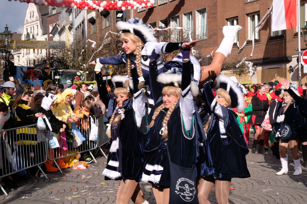 tanzmariechen3.jpg - Kamelle und Campino beim Rosenmontagsumzug tanzmariechen3.jpg - Kamelle und Campino beim Rosenmontagsumzug