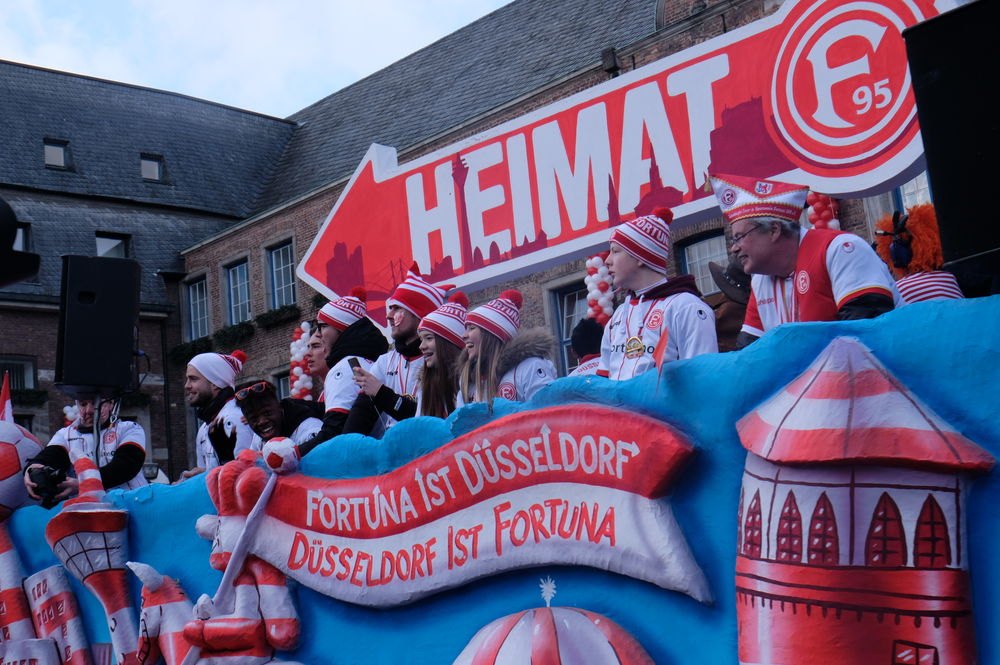 fortuna.jpg - Kamelle und Campino beim Rosenmontagsumzug fortuna.jpg - Kamelle und Campino beim Rosenmontagsumzug