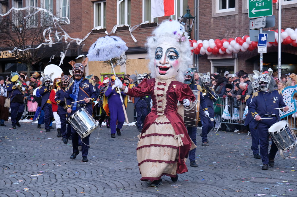 großebarockfrau.jpg - Kamelle und Campino beim Rosenmontagsumzug großebarockfrau.jpg - Kamelle und Campino beim Rosenmontagsumzug