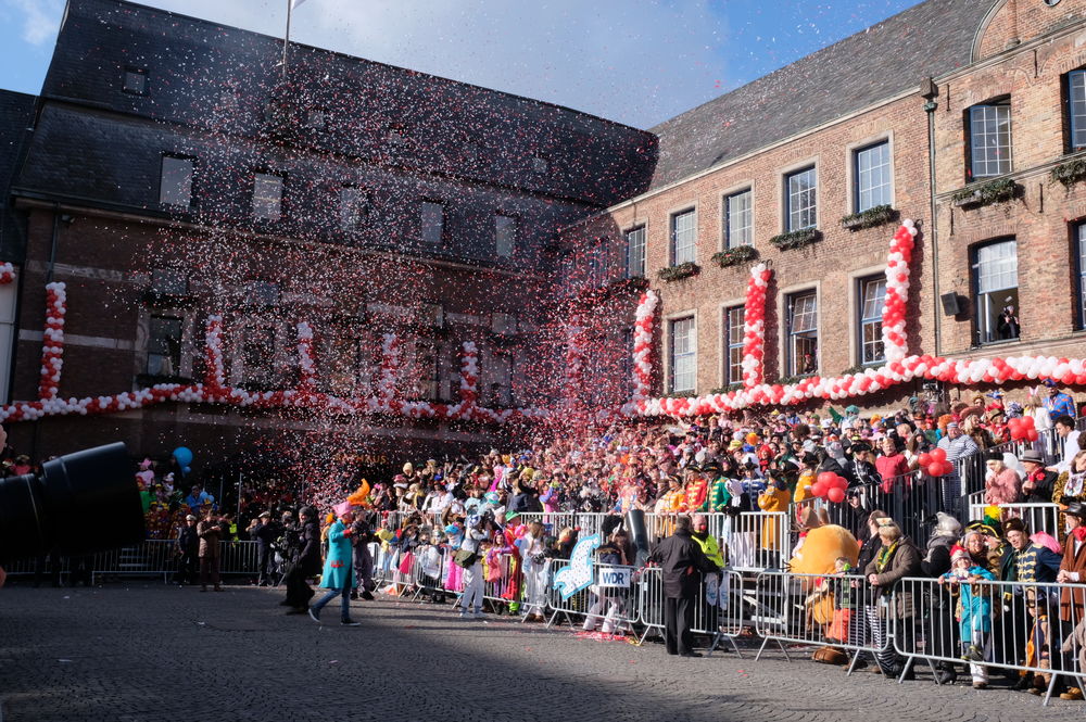 konfetti.jpg - Kamelle und Campino beim Rosenmontagsumzug konfetti.jpg - Kamelle und Campino beim Rosenmontagsumzug