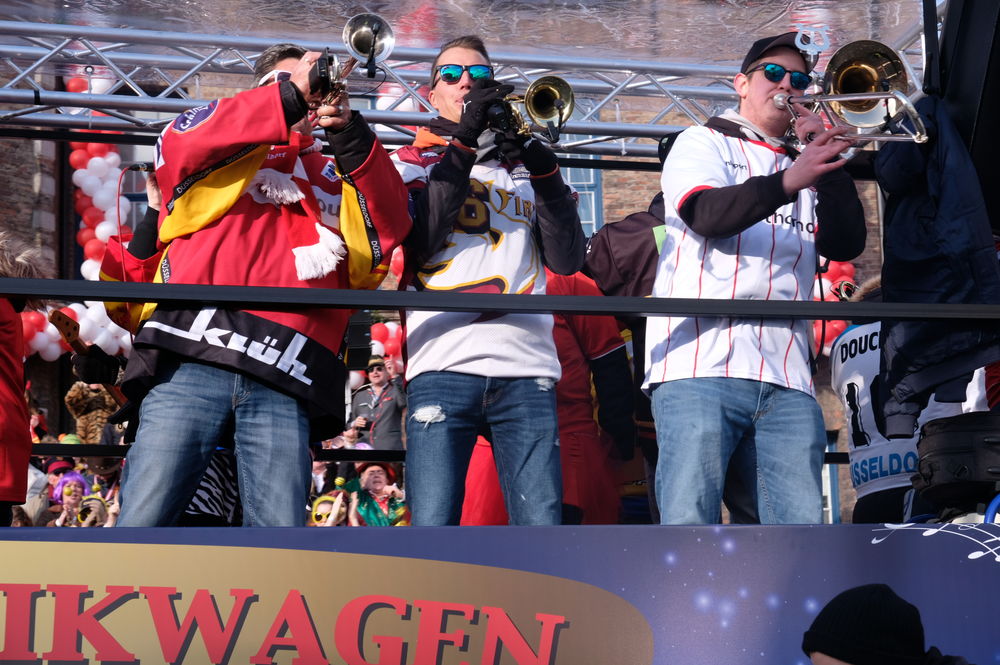 musikwagen.jpg - Kamelle und Campino beim Rosenmontagsumzug musikwagen.jpg - Kamelle und Campino beim Rosenmontagsumzug