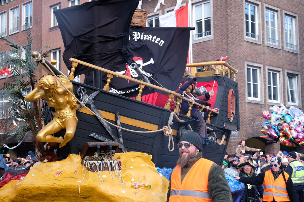 piraten.jpg - Kamelle und Campino beim Rosenmontagsumzug piraten.jpg - Kamelle und Campino beim Rosenmontagsumzug