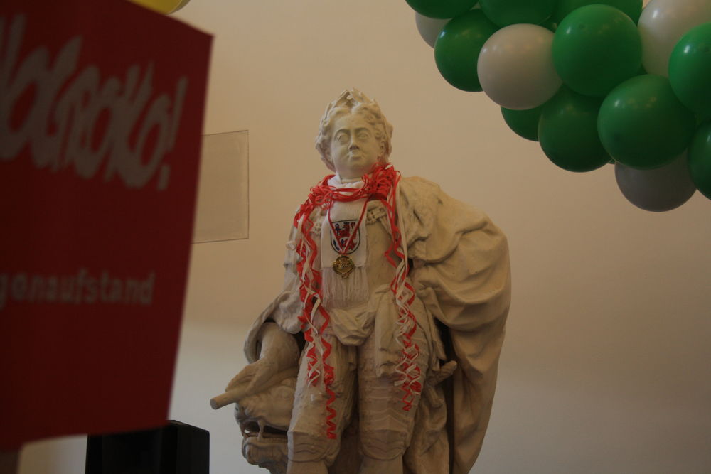 statueimrathaus.jpg - Kamelle und Campino beim Rosenmontagsumzug statueimrathaus.jpg - Kamelle und Campino beim Rosenmontagsumzug