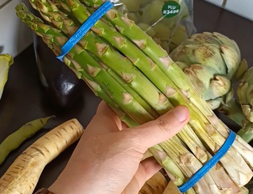 VideoCapture_20230421-182922.jpg - Mit einer App Lebensmittel retten? Spargel ist ein tolles saisonales Gemüse, das gerne mal 10 Euro pro Kilo kostet. Da freut sich über die Rettung nicht nur der Spargel, sondern auch das Portemonnaie. (Foto: youpod / Vivian)