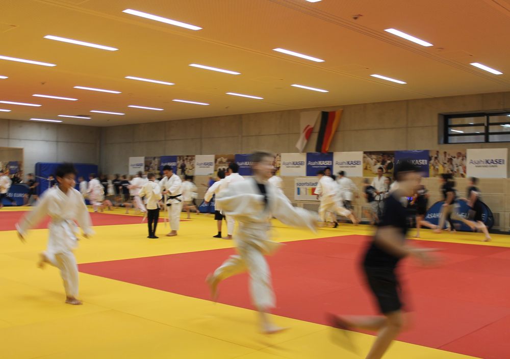 Kinder_rennen.jpg - Kinder trainieren bei Judo-Workshop mit international bekanntem Judoka Zuallererst stand aufwärmen auf dem Programm. (Fotos: Youpod/Charlotte)