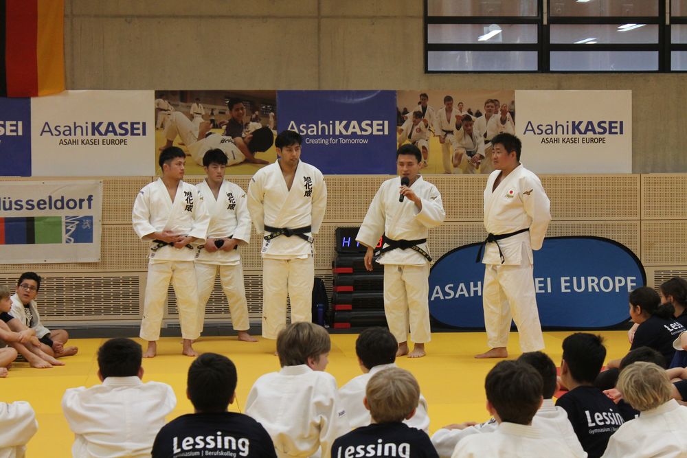Trainer_reden.jpg - Kinder trainieren bei Judo-Workshop mit international bekanntem Judoka Trainer_reden.jpg - Kinder trainieren bei Judo-Workshop mit international bekanntem Judoka