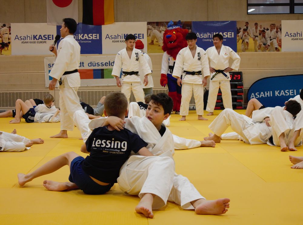_Jungen_käpfen_Hintergrund_Trainer.jpg - Kinder trainieren bei Judo-Workshop mit international bekanntem Judoka _Jungen_käpfen_Hintergrund_Trainer.jpg - Kinder trainieren bei Judo-Workshop mit international bekanntem Judoka