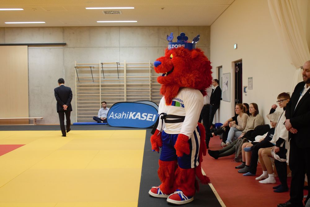Löwe_steht_Rand.jpg - Kinder trainieren bei Judo-Workshop mit international bekanntem Judoka Löwe_steht_Rand.jpg - Kinder trainieren bei Judo-Workshop mit international bekanntem Judoka