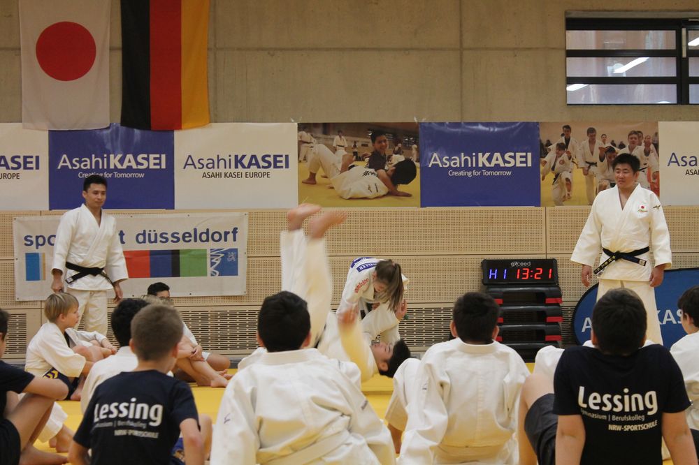 Mädchen_Griff_zeigen.jpg - Kinder trainieren bei Judo-Workshop mit international bekanntem Judoka Mädchen_Griff_zeigen.jpg - Kinder trainieren bei Judo-Workshop mit international bekanntem Judoka